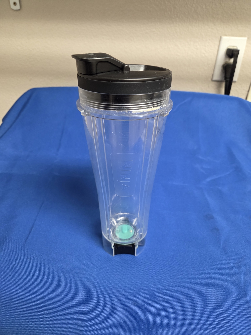 Ninja 24-ounce single-serve blending cup With Black Sip Lid